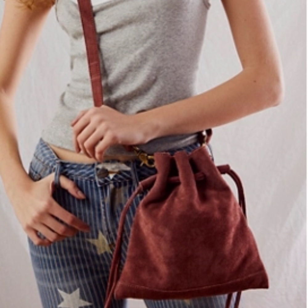 Free People
Billy Suede Crossbody
Color - Cherry chocolate